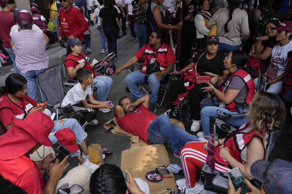 Simpatizantes de la candidata presidencial oficialista Claudia Sheinbaum esperan al inicio del acto de su cierre de campaña en la plaza del Zócalo en Ciudad de México, el miércoles 29 de mayo de 2024, cuatro días antes de las elecciones del 2 de junio. (AP Foto/Marco Ugarte)