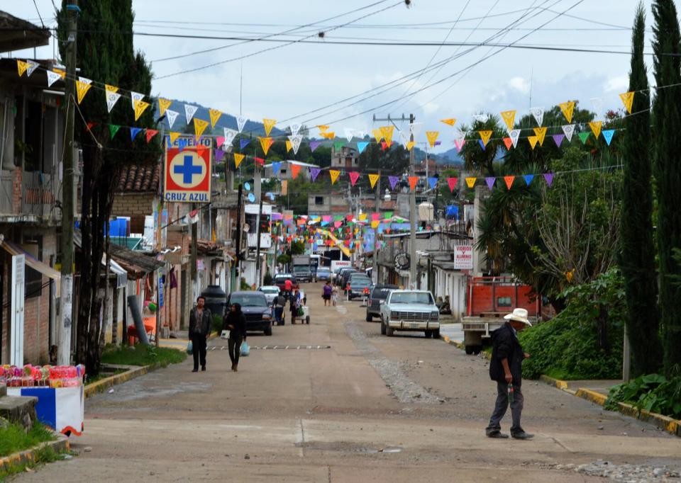 La calle principal atraviesa San Juan Mixtepec, México.