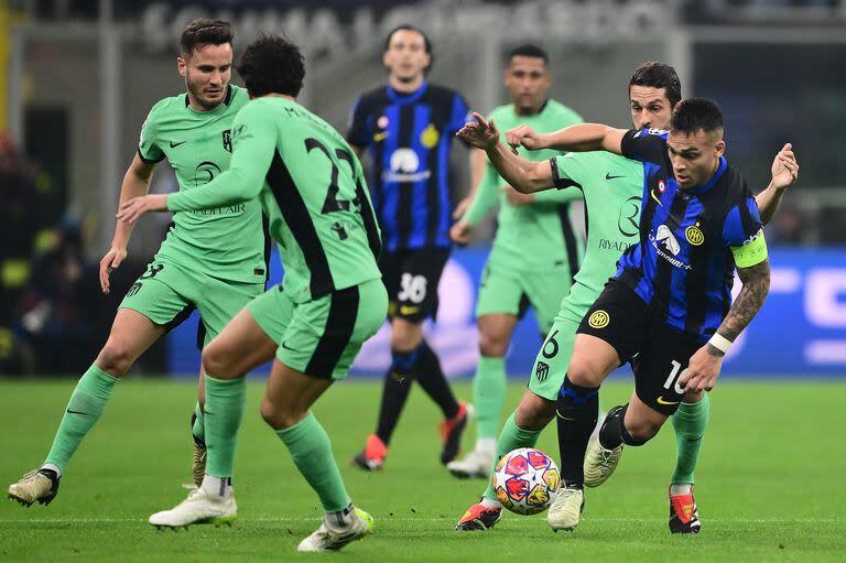 Maniobra Lautaro Martínez ante varios jugadores de Atlético de Madrid; Inter tiene una ventaja mínima para el desquite de la llave de octavos de final de Champions League.