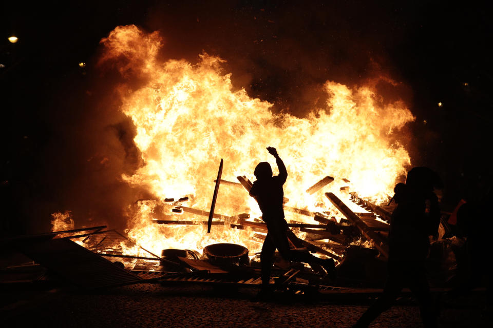 Antigovernment protesters clash with police in Paris