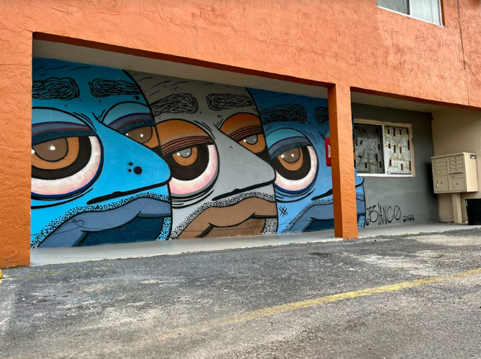 Mural de “Unfazed” o imperturbable, sello distintivo del artista de Hialeah, Robert Blanco, quien dibuja ese personaje como su marca personal