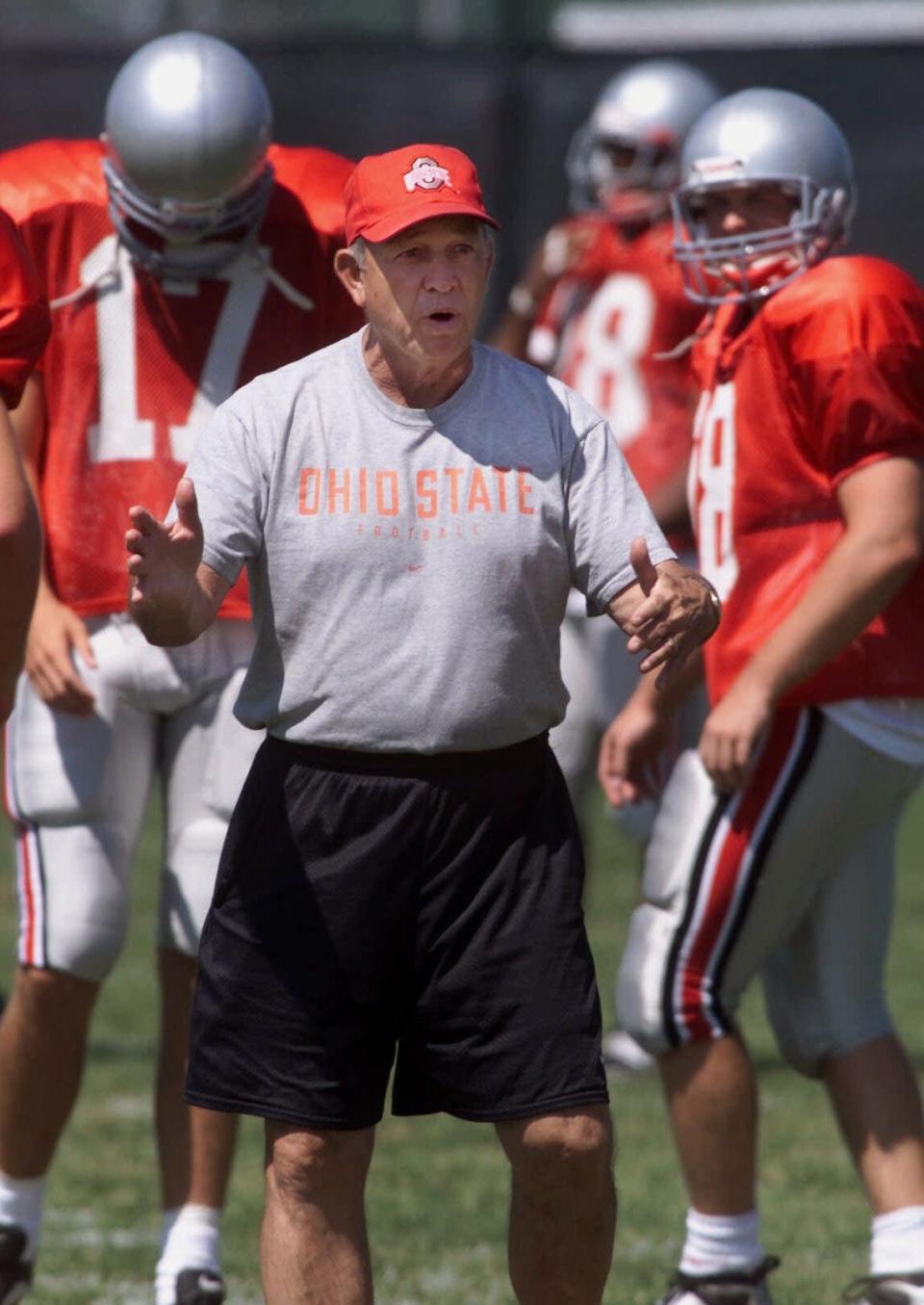 Ohio State assistant football coach Chuck Stobart instructs his players during practice Wednesday, Aug. 16, 2000, at the Woody Hayes Athletic Facility in Columbus, Ohio. (AP Photo/Columbus Dispatch, Neal C. Lauron)