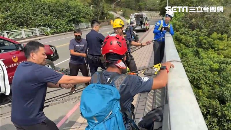 田姓男子墜橋身亡，消防人員將人以吊掛方式吊上橋面。（圖／翻攝畫面）