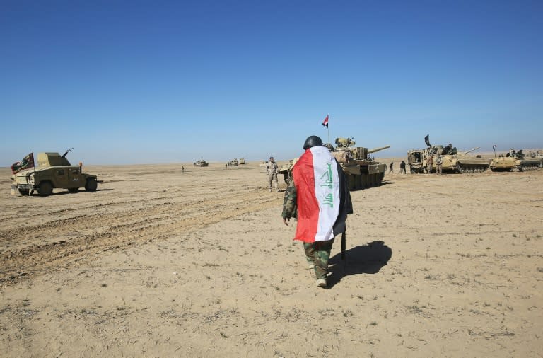 Iraqi forces advance towards the village of Sheikh Younis, after launching the offensive to retake western Mosul from jihadist fighters, on February 19, 2017