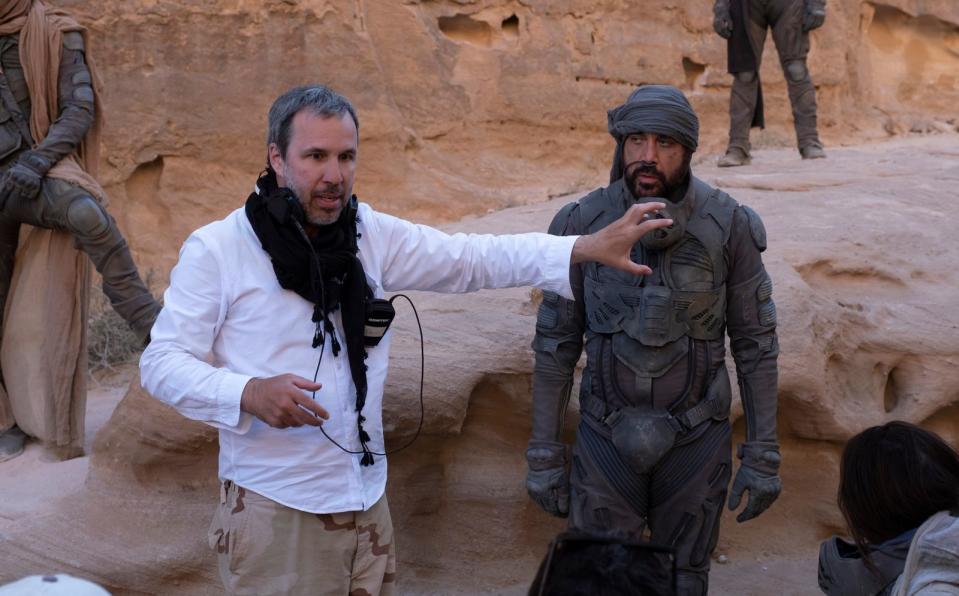 Regisseur Denis Villeneuve (links, mit Javier Bardem) will schon im kommenden Jahr mit den Dreharbeiten zur "Dune"-Fortsetzung beginnen. (Bild: Warner Bros. Entertainment Inc.)