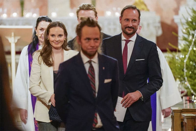 Haakon de Noruega con sus hijos Ingrid y Sverre Magnus