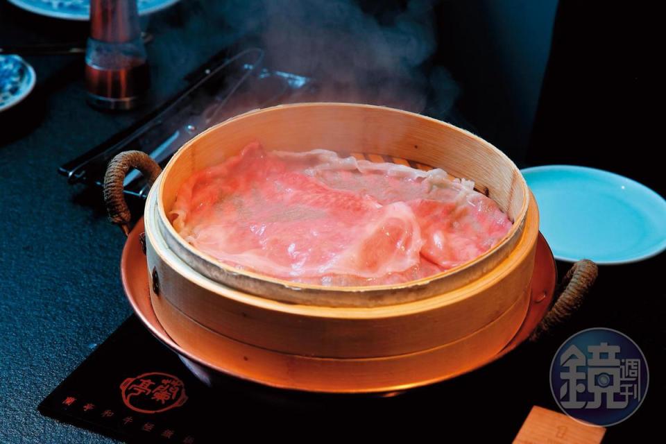 去年中，蘭小明另開「蘭亭鍋物割烹」，推出2人5千元的套餐。圖為茶湯蒸煮和牛沙朗