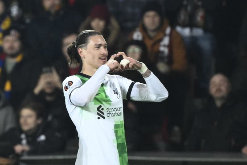 Liverpool's Darwin Nunez celebrates scoring his team's second goal during the UEFA Europa League soccer match between Sparta Prague and Liverpool. Deml Ondøej/CTK/dpa