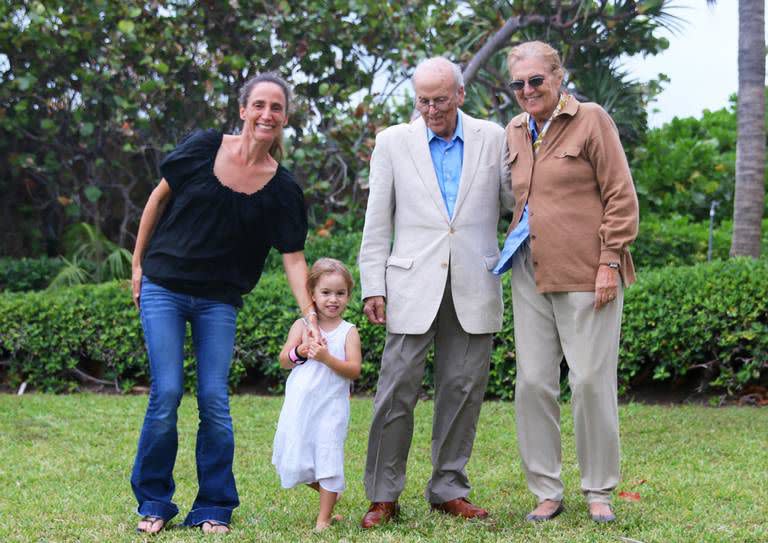 Stella Cattarossi junto a su madre, Graciela, y sus abuelos, Gino y Graciela