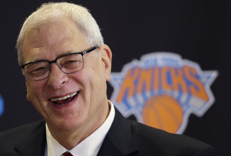 Phil Jackson sonríe durante su presentación como nuevo presidente de los Knicks de Nueva York, el martes 18 de marzo de 2014, en Nueva York. Jackson, quien ganó dos títulos de la NBA como jugador con los Knicks, también ganó 11 campeonatos como entrenador de los Bulls de Chicago y los Lakers de Los Ángeles. (AP Foto/Mark Lennihan)