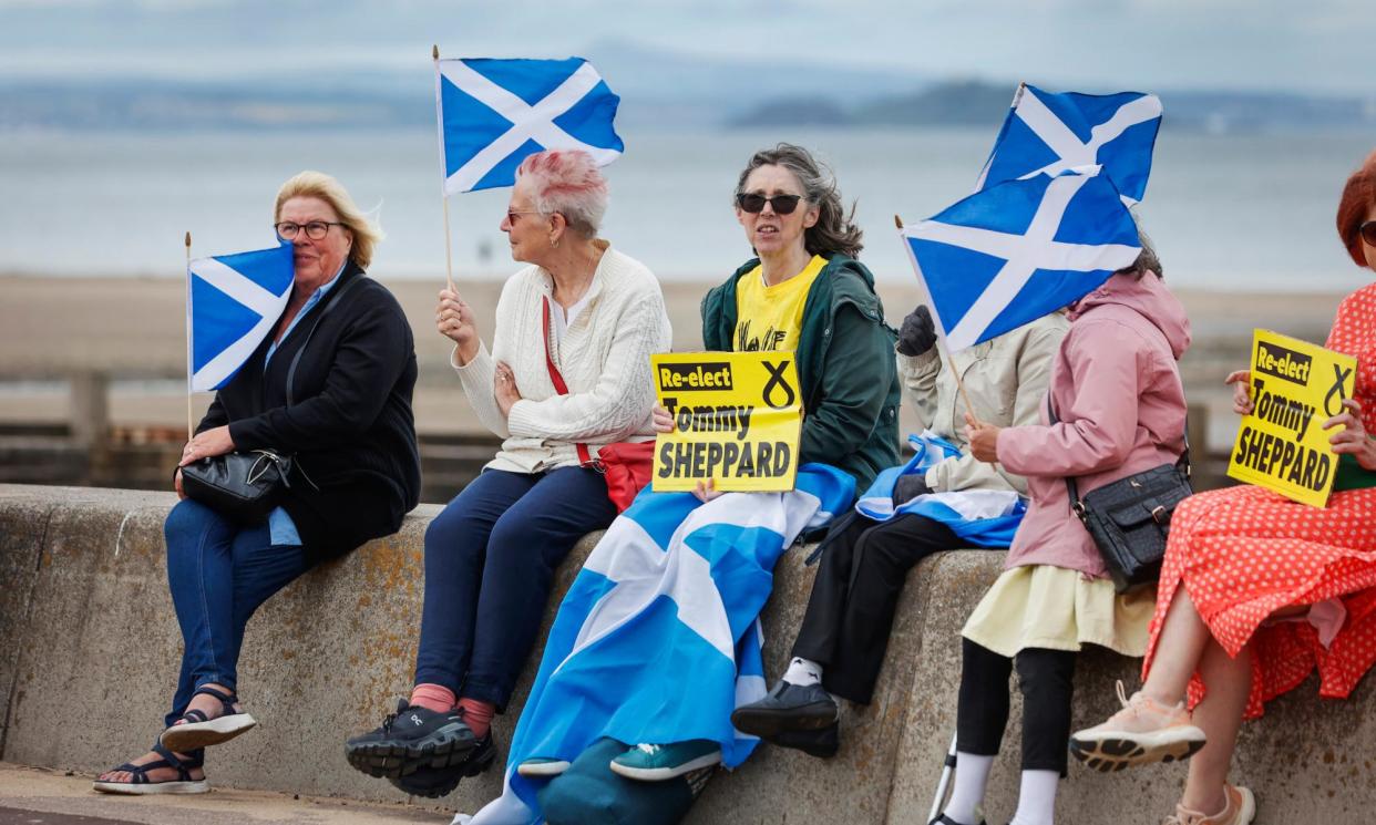 <span>Supporters of the SNP candidate Tommy Sheppard in Edinburgh.</span><span>Photograph: Murdo MacLeod/The Guardian</span>