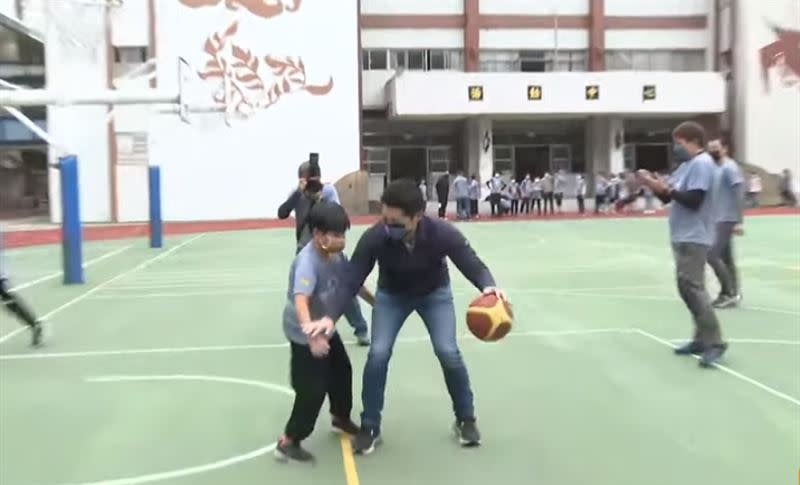 蔣萬安和學童籃球鬥牛。（圖／北市府提供）