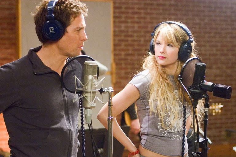 En Letra y música, Alex (Hugh Grant) y Sophie (Drew Barrymore) tenían una misión: escribir un hit para Cora Corman (Haley Bennett)