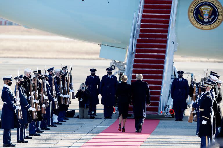 Donald y Melania Trump son recibidos por una guardia de honor militar cuando abordan el Air Force One en la Base de la Fuerza Aérea Andrews