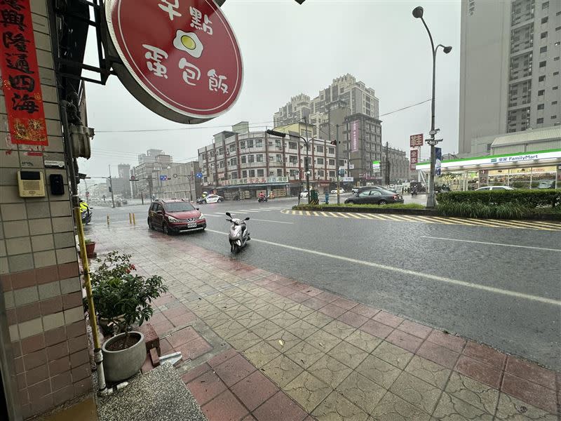 大雷雨開炸，苗栗竹南多處淹水。（圖／翻攝自竹南大小事臉書、早點蛋包飯臉書）