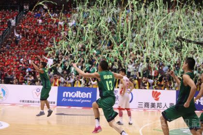 HBL男甲級冠軍賽5日晚間在台北小巨蛋登場，松山高中（綠衣）以74比62擊敗南山高中（白衣），完成甜蜜的復仇，摘下隊史第5座冠軍盃。(中央社)