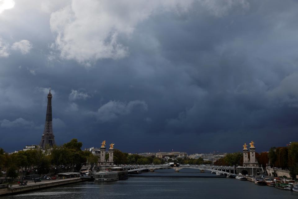 L’entraînement prévu avant la course de natation entre le pont de l’Alma et le pont Alexandre III a été annulé en raison des fortes pluies qui ont dégradé la qualité de l’eau de la Seine.