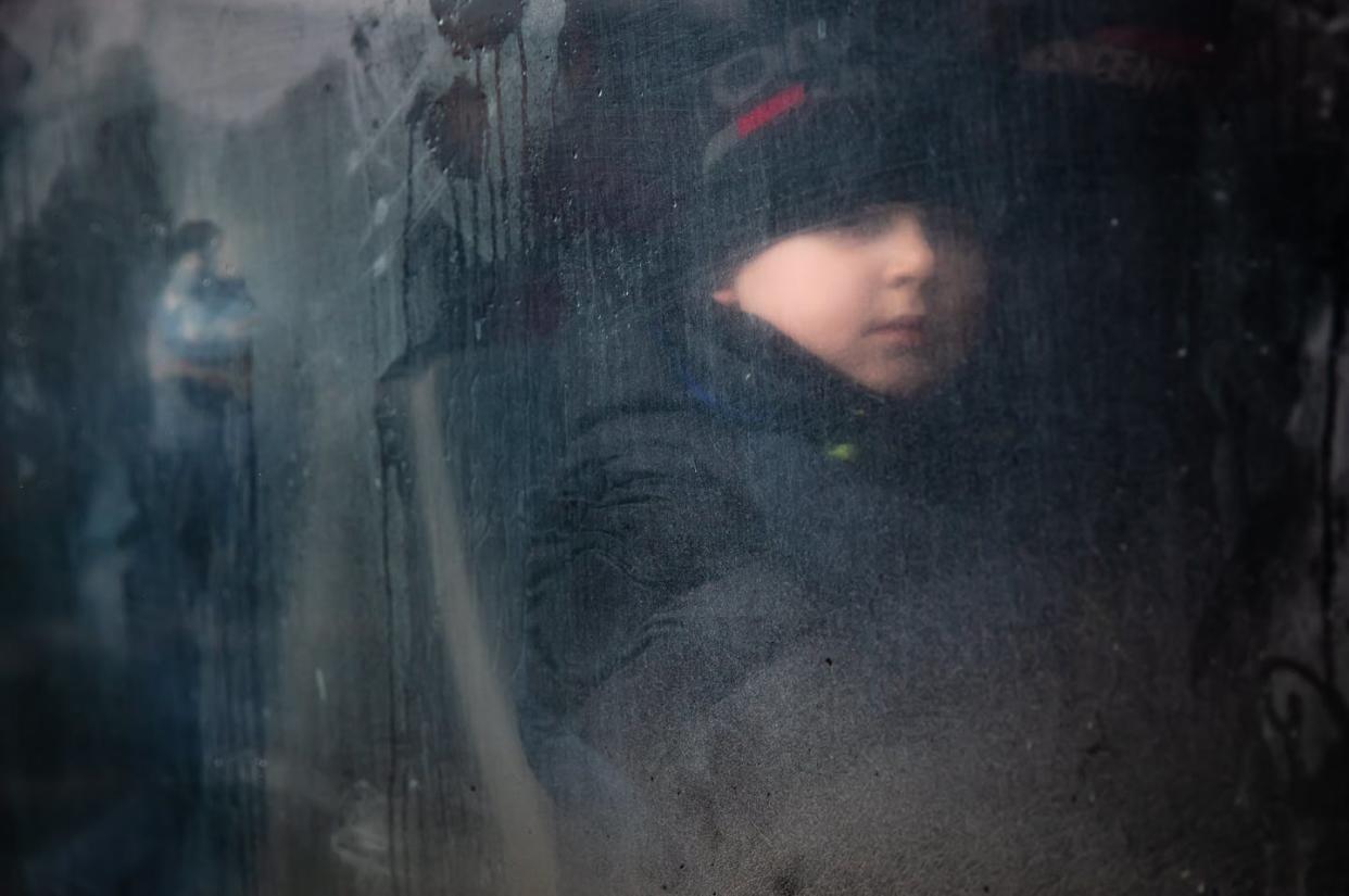 <span class="caption">Un niño siendo evacuado de Kiev en autobús el 3 de marzo de 2022.</span> <span class="attribution"><a class="link " href="https://www.shutterstock.com/es/image-photo/kyiv-ukraine-mar-03-2022-war-2131786165" rel="nofollow noopener" target="_blank" data-ylk="slk:Shutterstock / Drop of Light;elm:context_link;itc:0;sec:content-canvas">Shutterstock / Drop of Light</a></span>