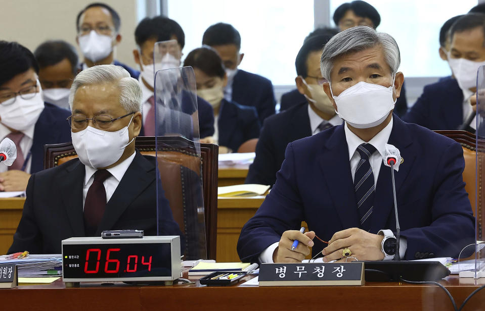 Lee Ki Sik, comisionado de la Administración de Personal Militar, derecha, durante una inspección parlamentaria en la Asamblea Nacional en Seúl, Corea del Sur el 7 de octubre de 2022. Lee dijo a legisladores el viernes que es "deseable” que los miembros de la súperbanda BTS cumplan sus deberes de servicio militar. (Korea Pool/Yonhap vía AP)