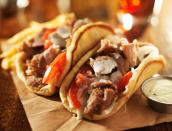 Zu den Klassikern der griechischen Küche zählt Gyros. Das vom Drehspieß geschnittene Schweinefleisch wird oft im Pita-Brot oder mit Pommes frites, Salat und Tsatsiki serviert und ist vor allem auch in Deutschland äußerst beliebt. Gyros ist in der Zubereitungsart mit dem türkischen Döner Kebab zu vergleichen. Für Döner Kebab wird traditionell jedoch Lammfleisch benutzt. (Bild: iStock / rez-art)