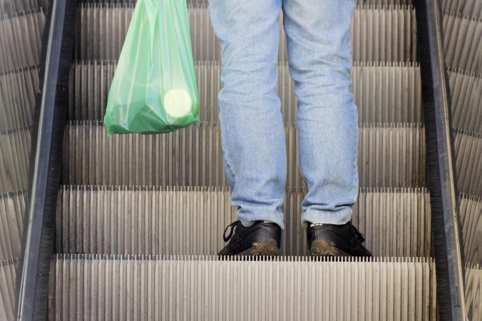 <p>Um die Umwelt zu schützen, wurden in den letzten Jahren nach und nach Gebühren für Plastiktüten eingeführt. Ziel ist es, dass Kunden zum Einkaufen eigene Beutel mitbringen, um Plastikmüll zu minimieren. Seit letztem Jahr nehmen nicht nur Supermärkte, sondern auch Elektronik- und Kleidungsgeschäfte eine Gebühr für Plastiktüten. (Bild: ddp images) </p>