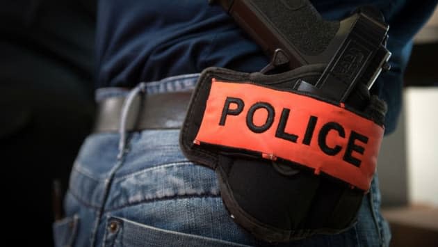 Les policiers vont pouvoir porter leur arme dans les lieux