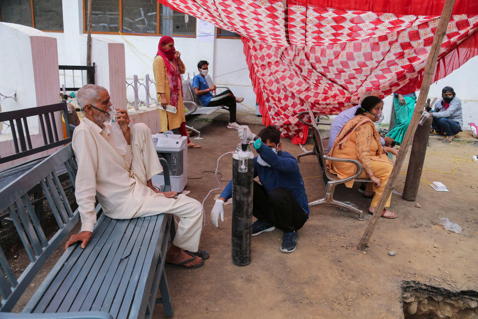 COVID-19 patients receive oxygen outside a government run hospital in Jammu, India, on May 12, 2021.<span class="copyright">Channi Anand—AP</span>