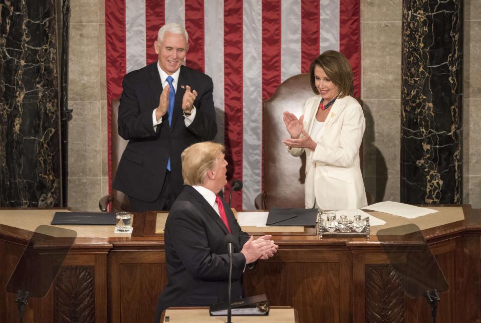 Ein ungewöhnliches Bild: Nancy Pelosi applaudiert Donald Trump. (Bild: Patsy Lynch/MediaPunch/IPX/AP Photo)