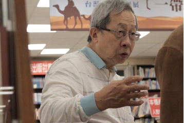 沈榮裕先生在提及書店營運時眼神堅定。  圖：洪敬安／攝