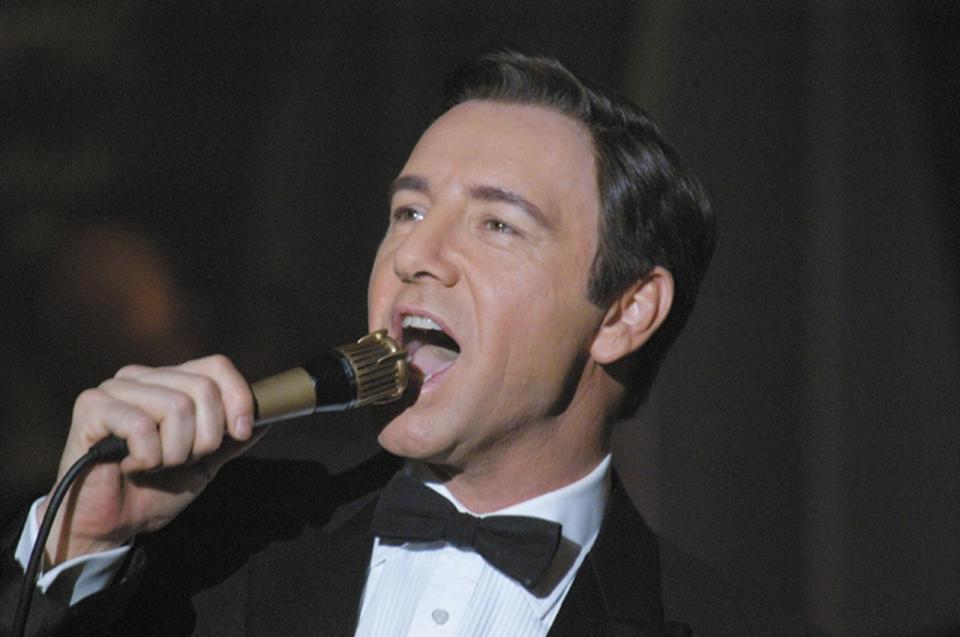 Kevin Spacey war 45, als er sich mit "Beyond the Sea" einen Traum erfüllt und als Bobby Darin sein Talent als Entertainer bewies. Er ging mit soviel Elan zur Sache, dass man ihm sogar abnahm, 22 zu sein. (Bild: Eurovideo)