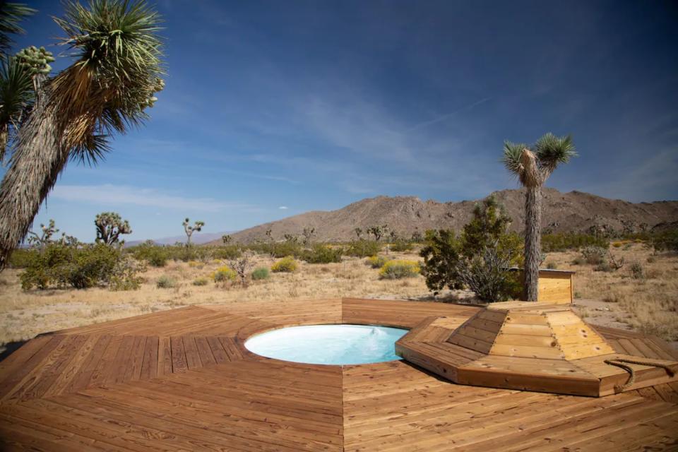 O darse un baño en esta piscina que es un auténtico oasis en mitad del desierto. (Foto: <a href="http://www.airbnb.es/users/7859989/listings?_set_bev_on_new_domain=1602677606_O8ekiMkInoFCiDT7" rel="nofollow noopener" target="_blank" data-ylk="slk:Airbnb;elm:context_link;itc:0;sec:content-canvas" class="link ">Airbnb</a>).