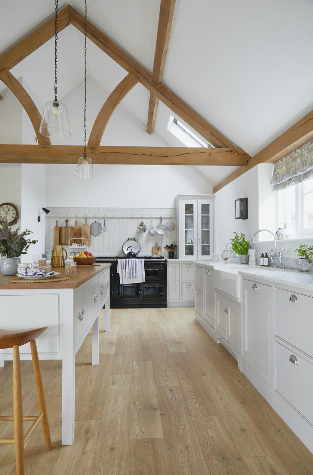 How to achieve a farmhouse kitchen look – the materials and features that  are key