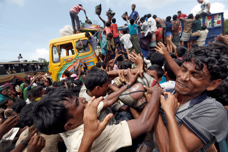 Rohingya refugees scuffle as aid is distributed in Cox's Bazar, Bangladesh, September 23, 2017. REUTERS/Cathal McNaughton