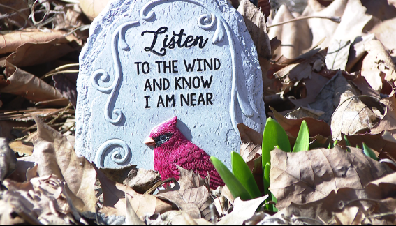 A garden plaque placed in Liam's garden. Photo: KFOR.