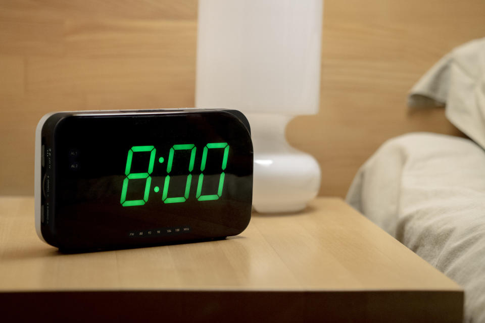 an alarm clock that says 8:00