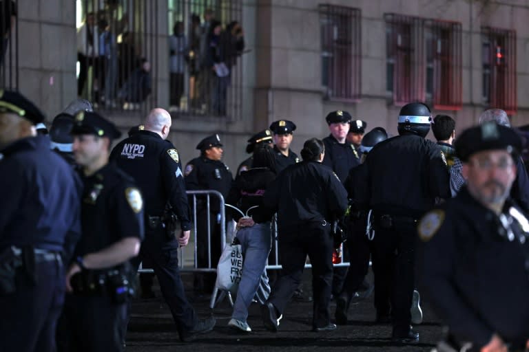 Dutzende Polizisten haben den Campus der Columbia University im Zentrum von New York gestürmt, um ein von pro-palästinensischen Studenten besetztes Gebäude zu räumen und Demonstranten festzunehmen. (CHARLY TRIBALLEAU)