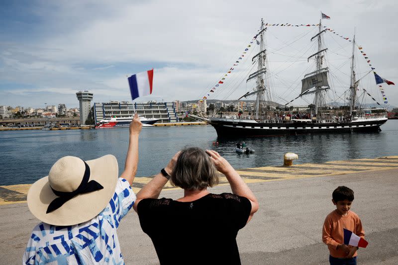 El velero Belem parte con la llama olímpica de Grecia para los Juegos de París, desde el puerto de El Pireo, Grecia
