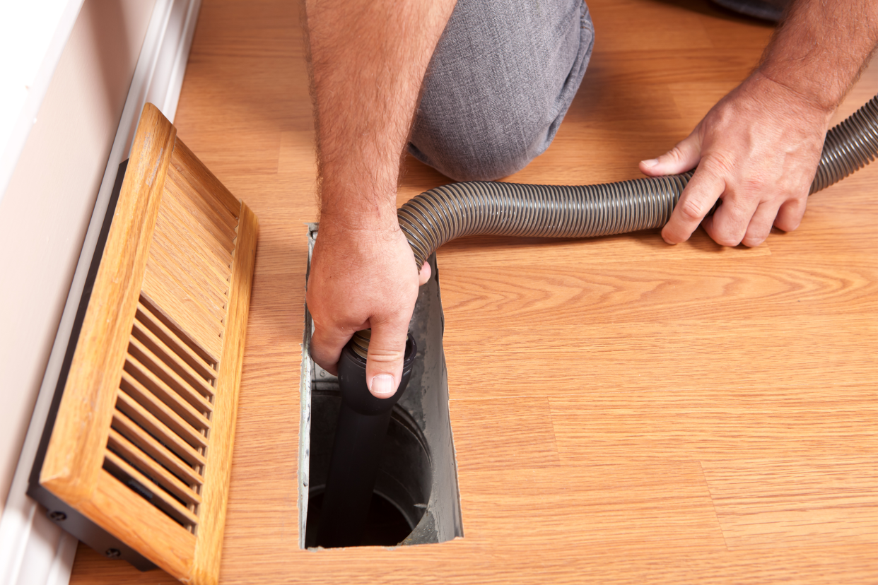 Cleaning air ducts