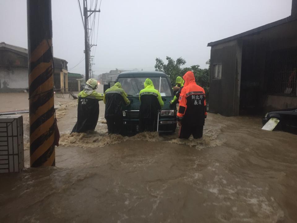 台灣各地今天降雨，新北市金山區三界壇路水淹及膝，三芝區也有淹水狀況。(中央社/新北市消防局提供)