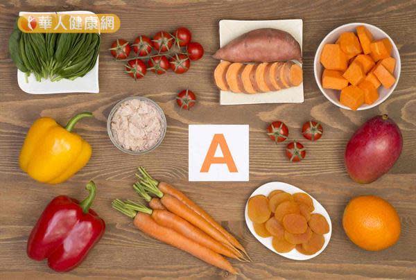 維生素A是構成眼睛視紫質、維持正常視覺的重要營養素，可藉由食用橘黃色蔬菜加以補充。