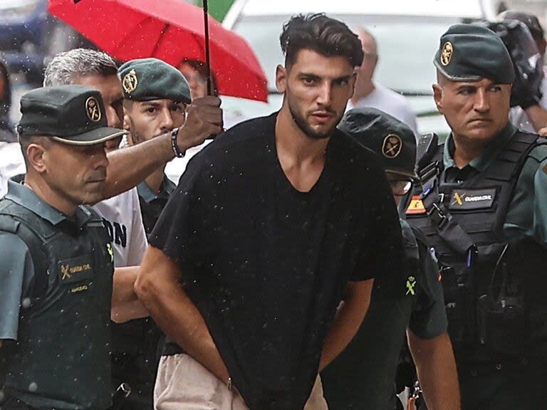 El juzgado deja en libertad con medidas cautelares al futbolista Rafa Mir tras declarar por una presunta agresión sexual