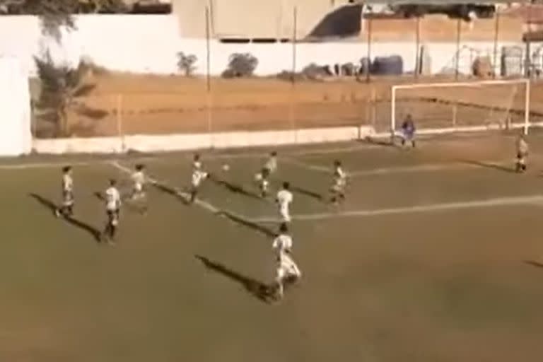 El gol de Davi Luiz, de 12 años, delantero del Esporte Clube União, se volvió viral esta semana en las redes sociales.