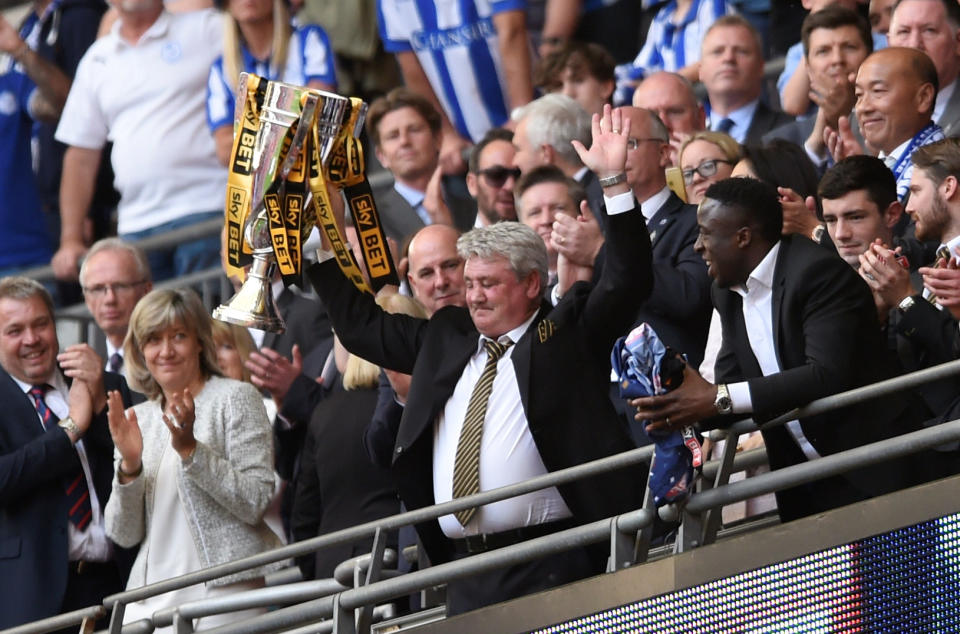 Britain Soccer Football - Hull City v Sheffield Wednesday - Sky Bet Football League Championship Play-Off Final - Wembley Stadium - 28/5/16Hull City manager Steve Bruce lifts the trophy as they celebrate winning promotion back to the Premier LeagueAction Images via Reuters / Tony O'BrienLivepicEDITORIAL USE ONLY. No use with unauthorized audio, video, data, fixture lists, club/league logos or "live" services. Online in-match use limited to 45 images, no video emulation. No use in betting, games or single club/league/player publications. Please contact your account representative for further details. TPX IMAGES OF THE DAY