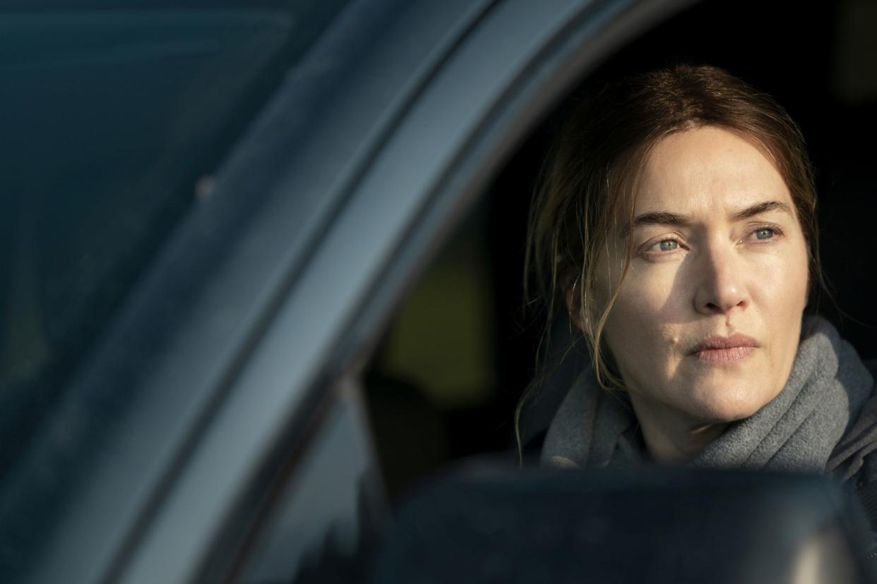 Eine der großen schauspielerischen Leistungen des Jahres: Kate Winslet als Polizistin in der HBO-Miniserie "Mare of Easttown", die ab Freitag, 21. Mai, 20.15 Uhr, bei Sky in Doppelfolgen ausgestrahlt wird. (Bild: Home Box Office, Inc. All rights reserved.)