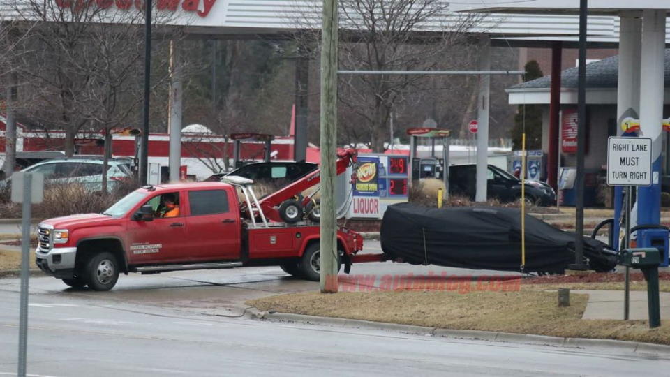 圖 / 只不過這次Chevrolet Corvette C8偽裝車被拍到在路上故障，由於場面實在尷尬，只好用一塊黑布蓋起來，然後打電話請拖車拖回總部。