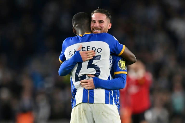 Los centrocampistas del <a class="link " href="https://sports.yahoo.com/soccer/teams/brighton-and-hove-albion/" data-ylk="slk:Brighton;elm:context_link;itc:0">Brighton</a> Alexis Mac Allister y Moisés Caicedo se abrazan al final de un partido de la Premier League inglesa el 4 de mayo de 2023