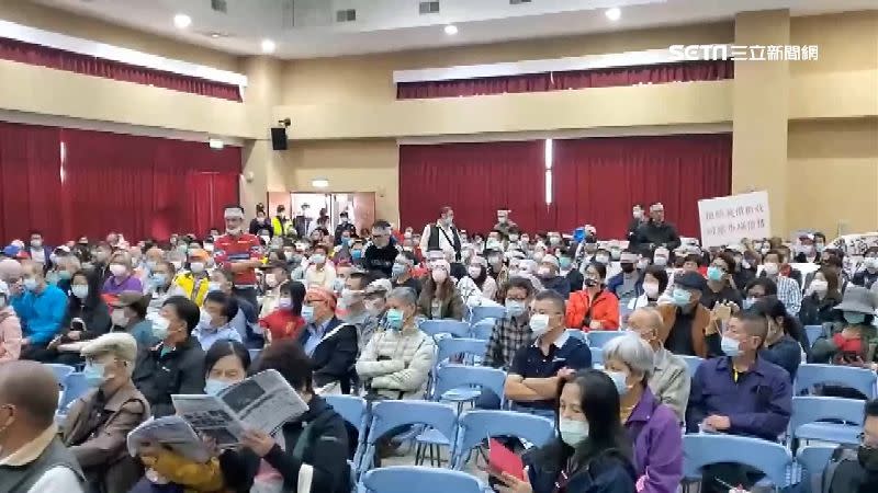 說明會現場不乏抗議民眾。