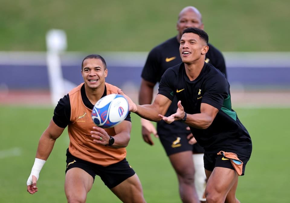 Kurt-Lee Arendse passes the ball watched by Cheslin Kolbe (Getty Images)