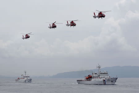 Taiwan Coast Guard patrol ships and helicopters from National Airborne Service Corps are seen during a drill held about 4 nautical miles out of the port of Kaohsiung, southern Taiwan, June 6, 2015. REUTERS/Pichi Chuang