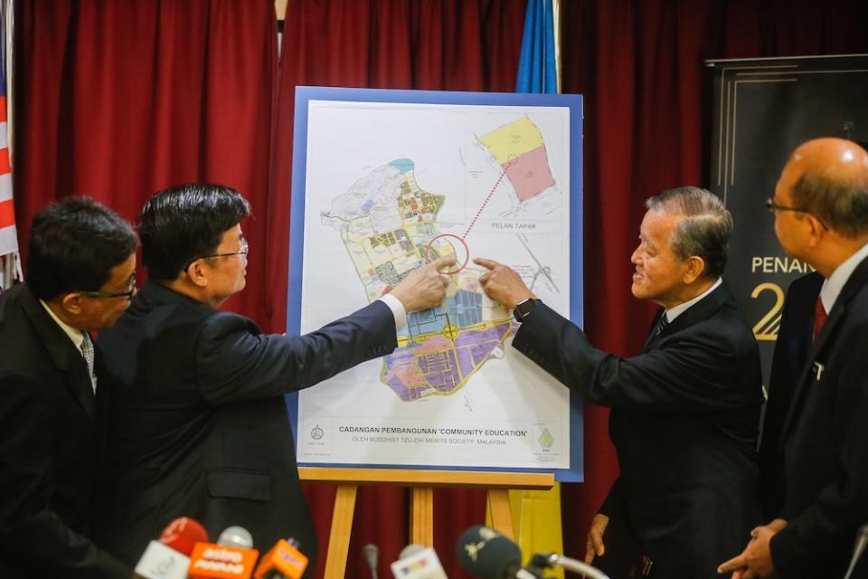 Penang Tzu Chi CEO Koay Chiew Poh, Penang Development Corporation deputy general manager Mohd Bazid Abd Kahar and Penang Chief Minister Chow Kon Yeow look at the project’s site map in George Town June 26, 2019. — Picture by Sayuti Zainudin